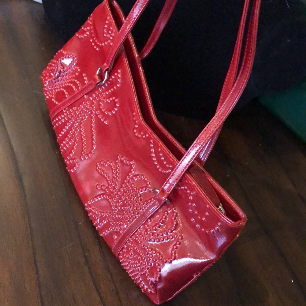 ❤️ Embossed floral design oblong lined, inside pocket shoulder vintage bag